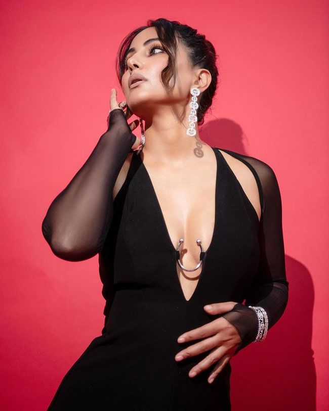 Staggering Poses Of Hina Khan In Red